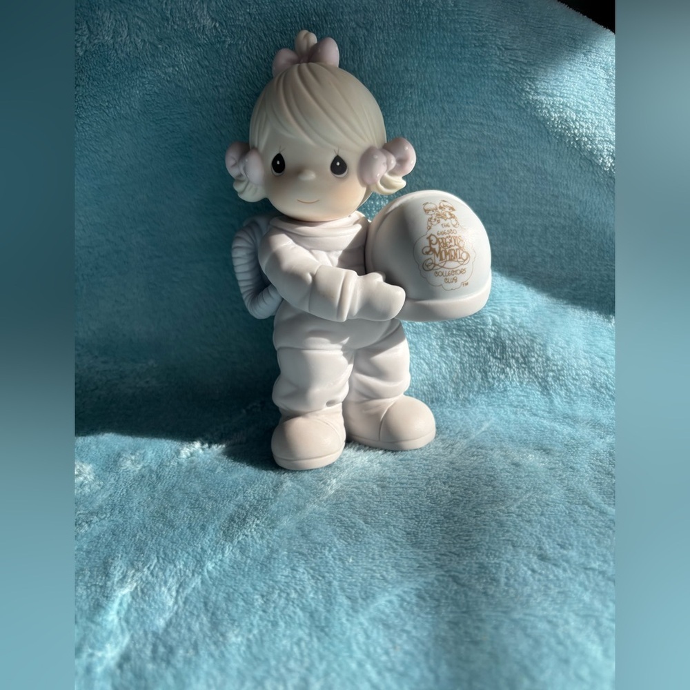 Precious Moments “The Club That’s Out Of This World”Astronaut Figurine